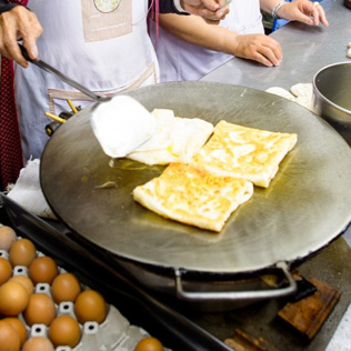 Eat a delicious rotee | Chiang Mai Trekking | Das beste Trekking in Chiang Mai mit Piroon Nantaya