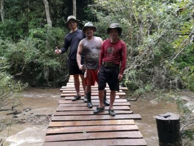 Building a bridge to Karen village | Chiang Mai Trekking | Das beste Trekking in Chiang Mai mit Piroon Nantaya